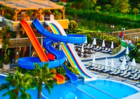 ¡Sumérgete en la diversión acuática! Descubre los mejores hoteles con piscina y toboganes acuáticos